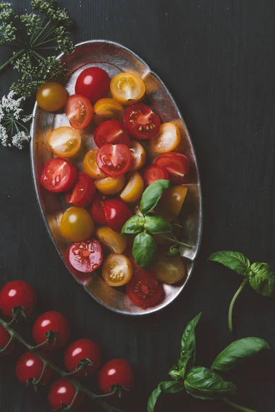 Top View Cutted Red Yellow Cherry Tomatoes Metal Plate Basil Лицензионные Стоковые Изображения