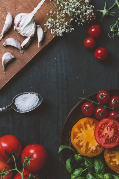 Top View Different Tomatoes Garlic Salt Wooden Tabletop Copy Space Лицензионные Стоковые Изображения