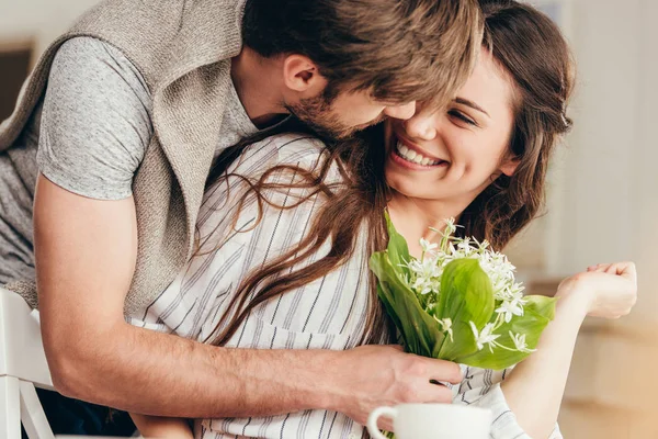 Close Shot Young Man Presenting Flowers Bouquet Girlfriend — стоковое фото