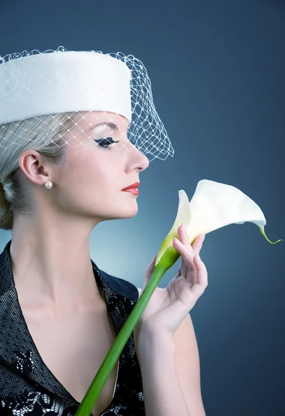 Красивая женщина с цветком белым Кала — стоковое фото