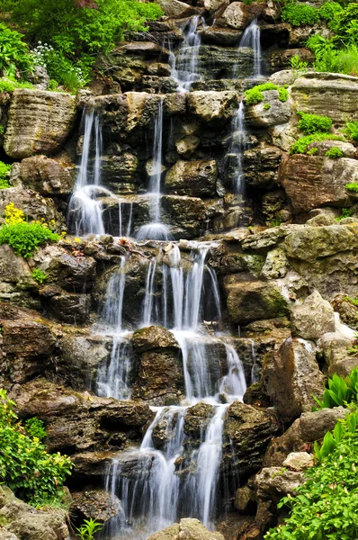 Льющийся каскадом водопад — стоковое фото