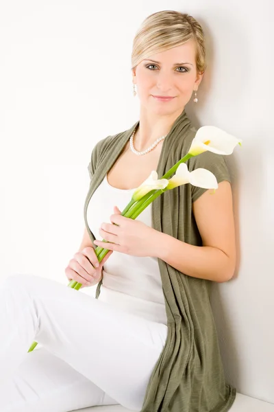 Романтичная женщина удерживайте калла лилия цветок сидит — стоковое фото
