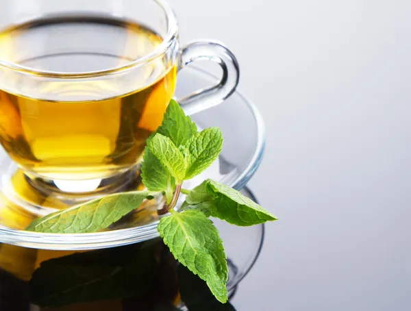 Чашка чайная с свежих листьев мяты — стоковое фото