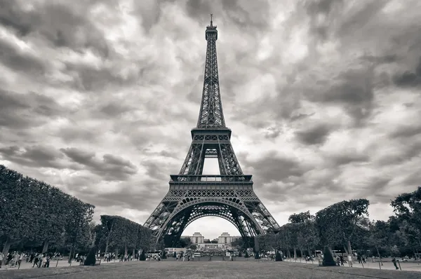 Эйфелева башня с резкое небо монохромный черный и белый Лицензионные Стоковые Фото
