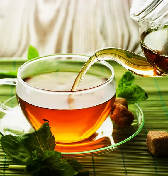 Лить травяной чай — стоковое фото