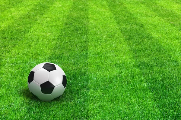 Зеленый Полосатый футбольное поле с футбольным мячом Лицензионные Стоковые Изображения