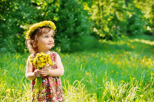 Девочка с цветочным главным венком Лицензионные Стоковые Фото