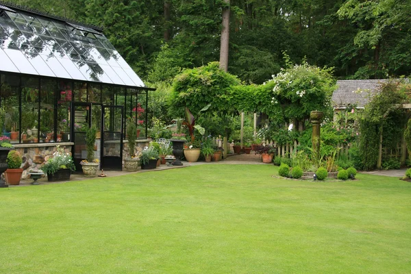 Сад зеленый дом — стоковое фото
