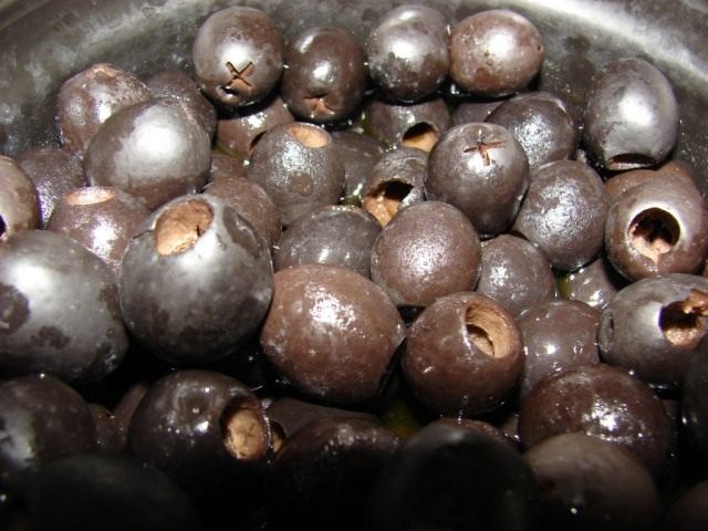 Чёрные оливки – по-русски «маслины».